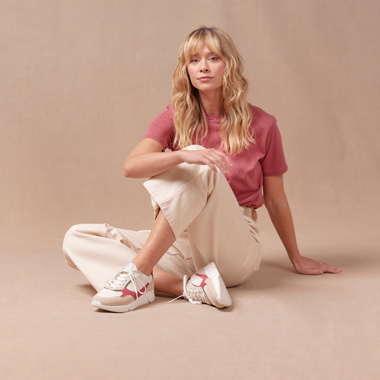 sneakers blanche, verte et rose en tissus recyclés pour la femme