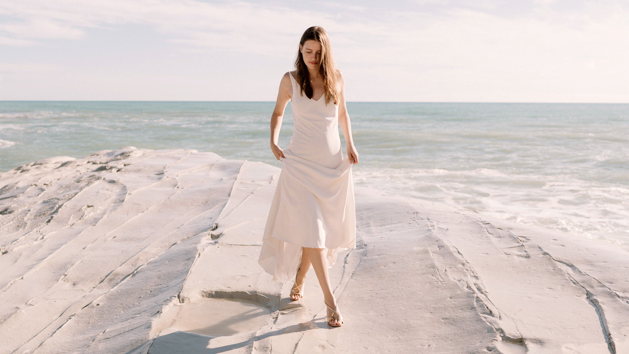 femme portant sa robe blanche 