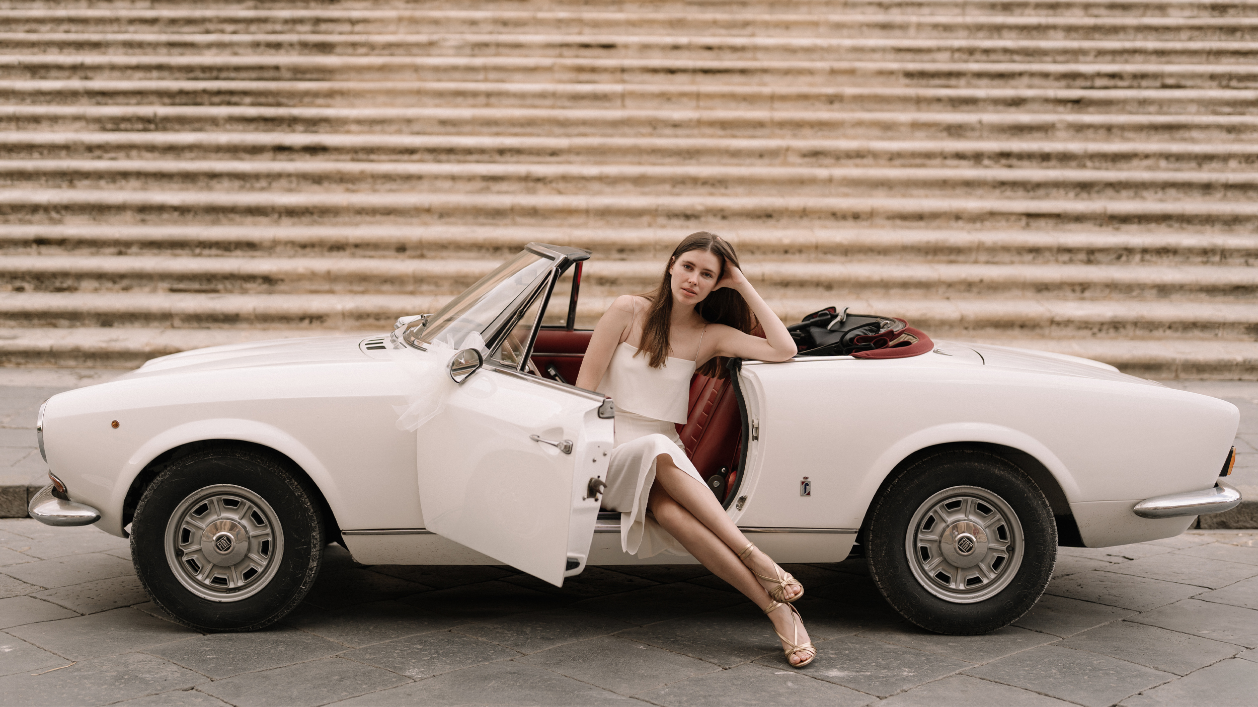 femme assise dans sa voiture porte ouverte 