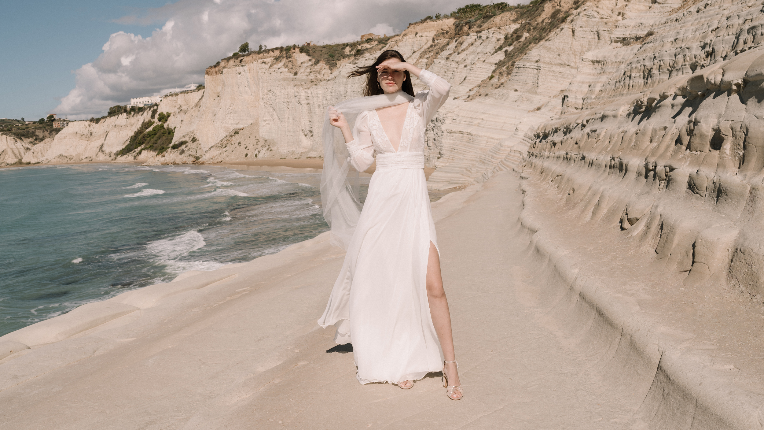 femme debout en robe de mariée 