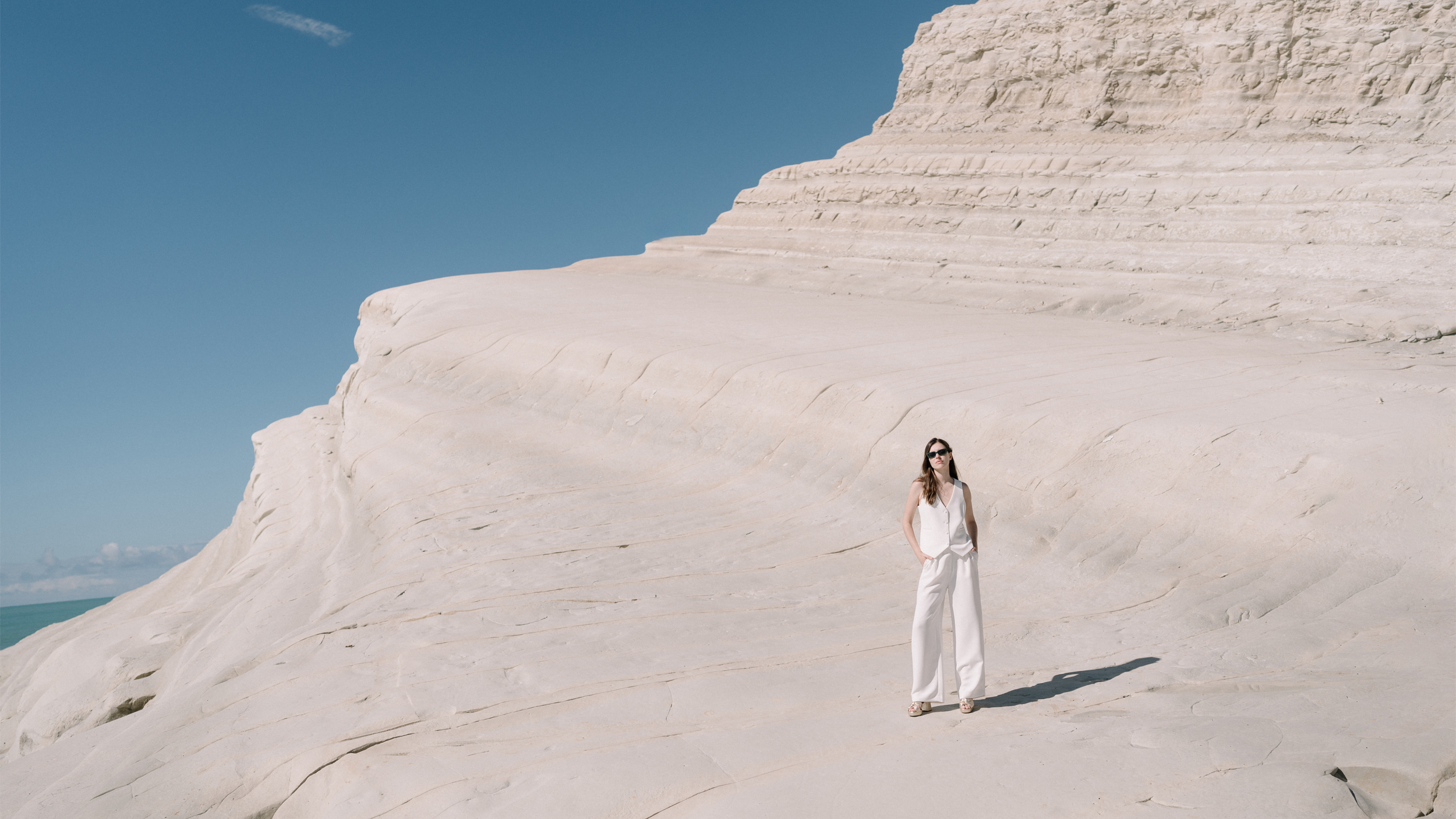 femme debout en tenue blanche