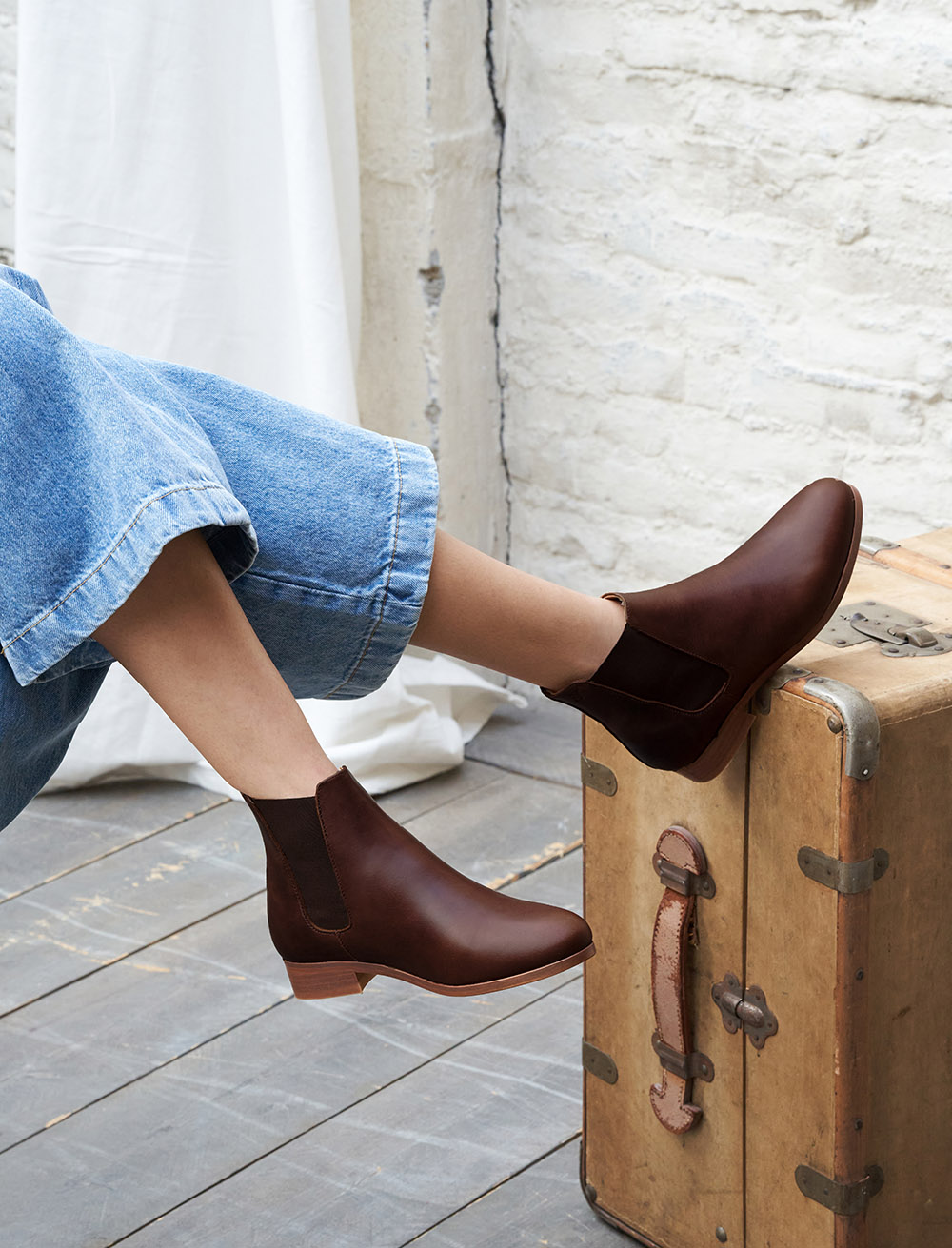 pied de biche chelsea boots