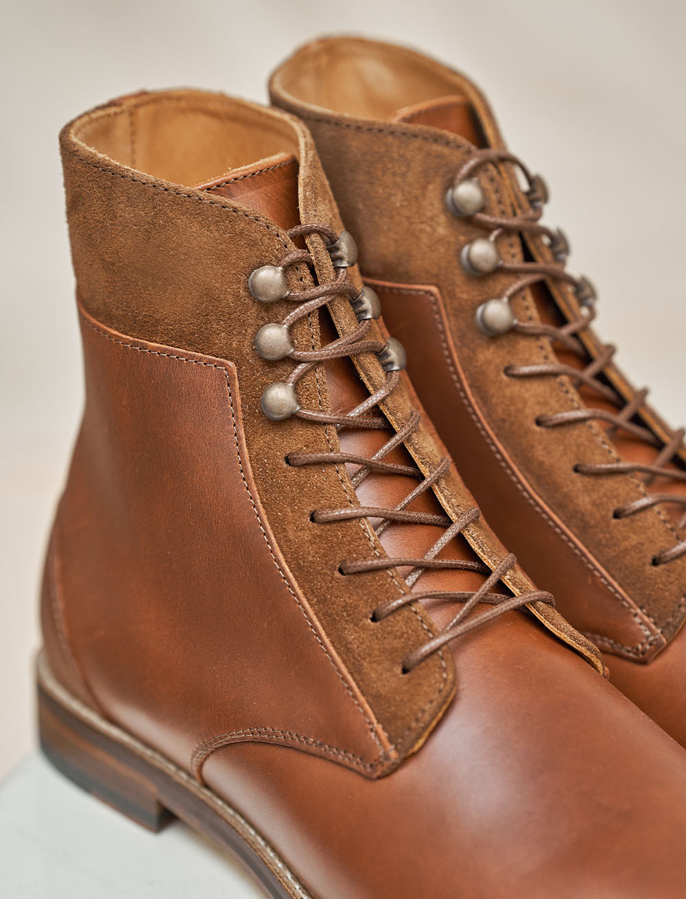 pied de biche combat boots