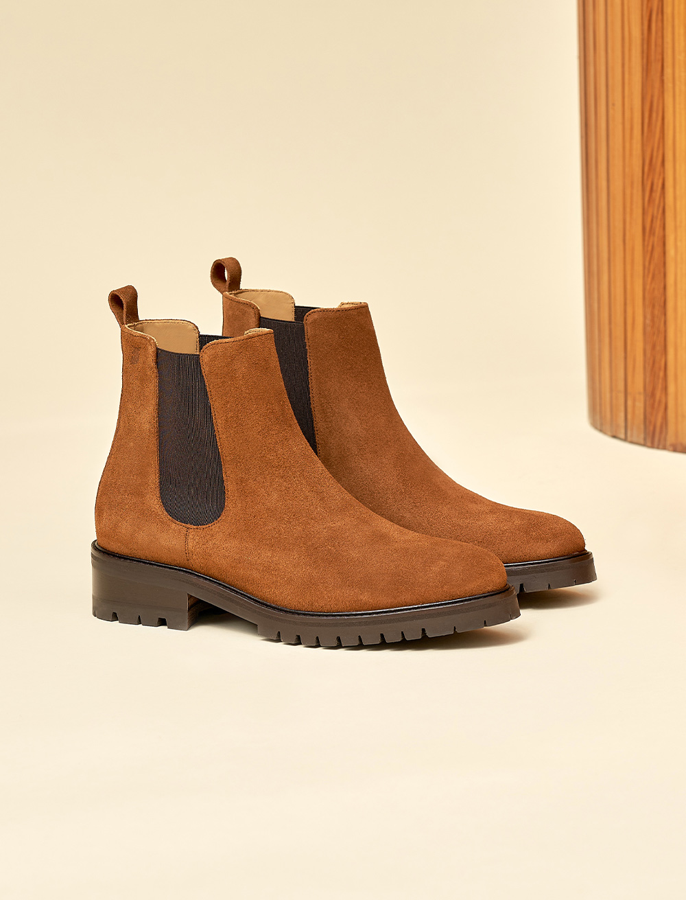 Chelsea Boots Semelle Commando pour Femme en Cuir Daim Noisette Pied de Biche